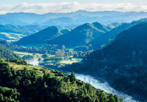 Great Walks NZ – Whanganui River cutting through a valley